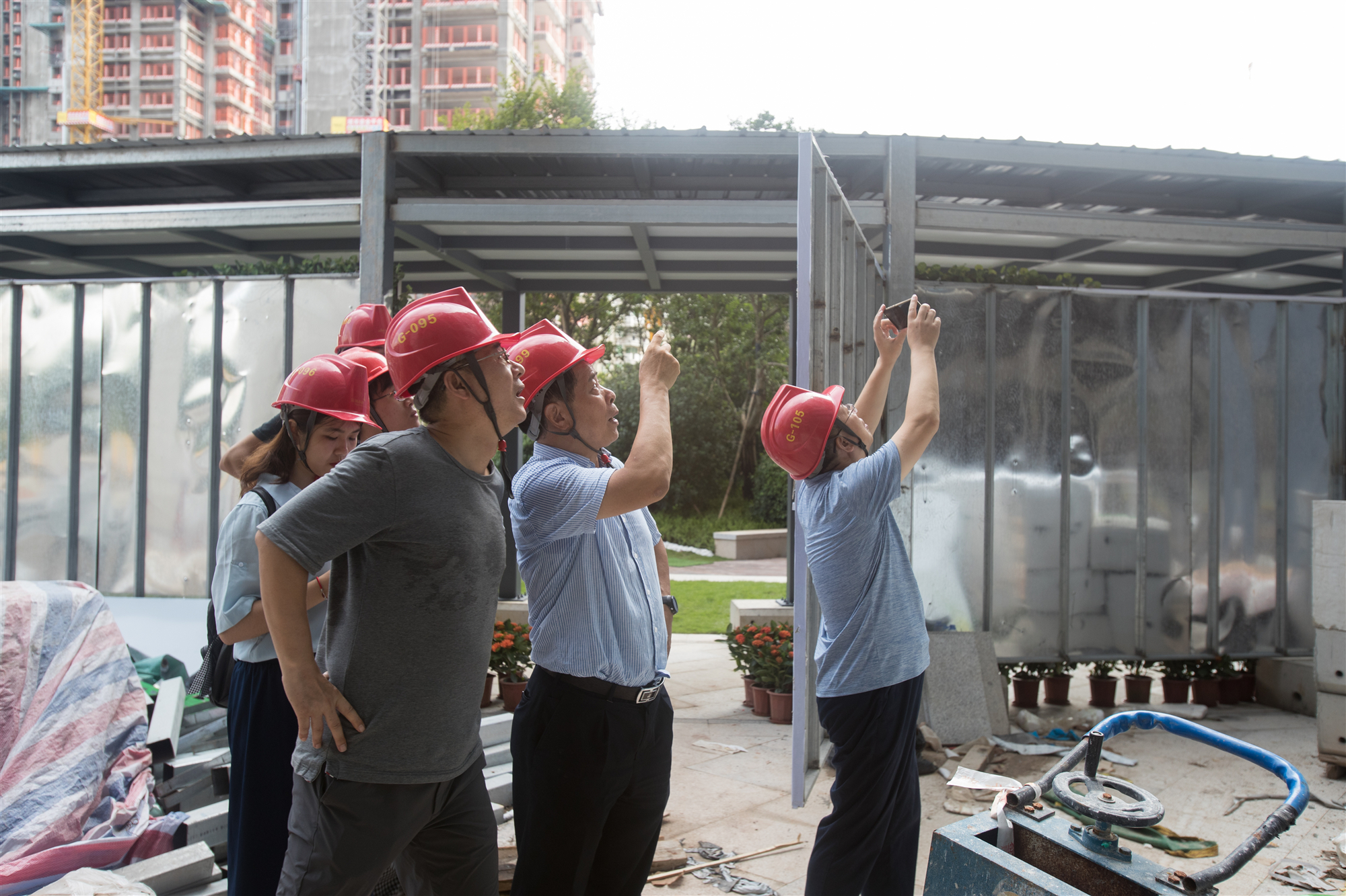 寶鷹集團副總裁萬樹春到集團參建深圳重大城市更新項目——天健·天驕巡察幕墻建設